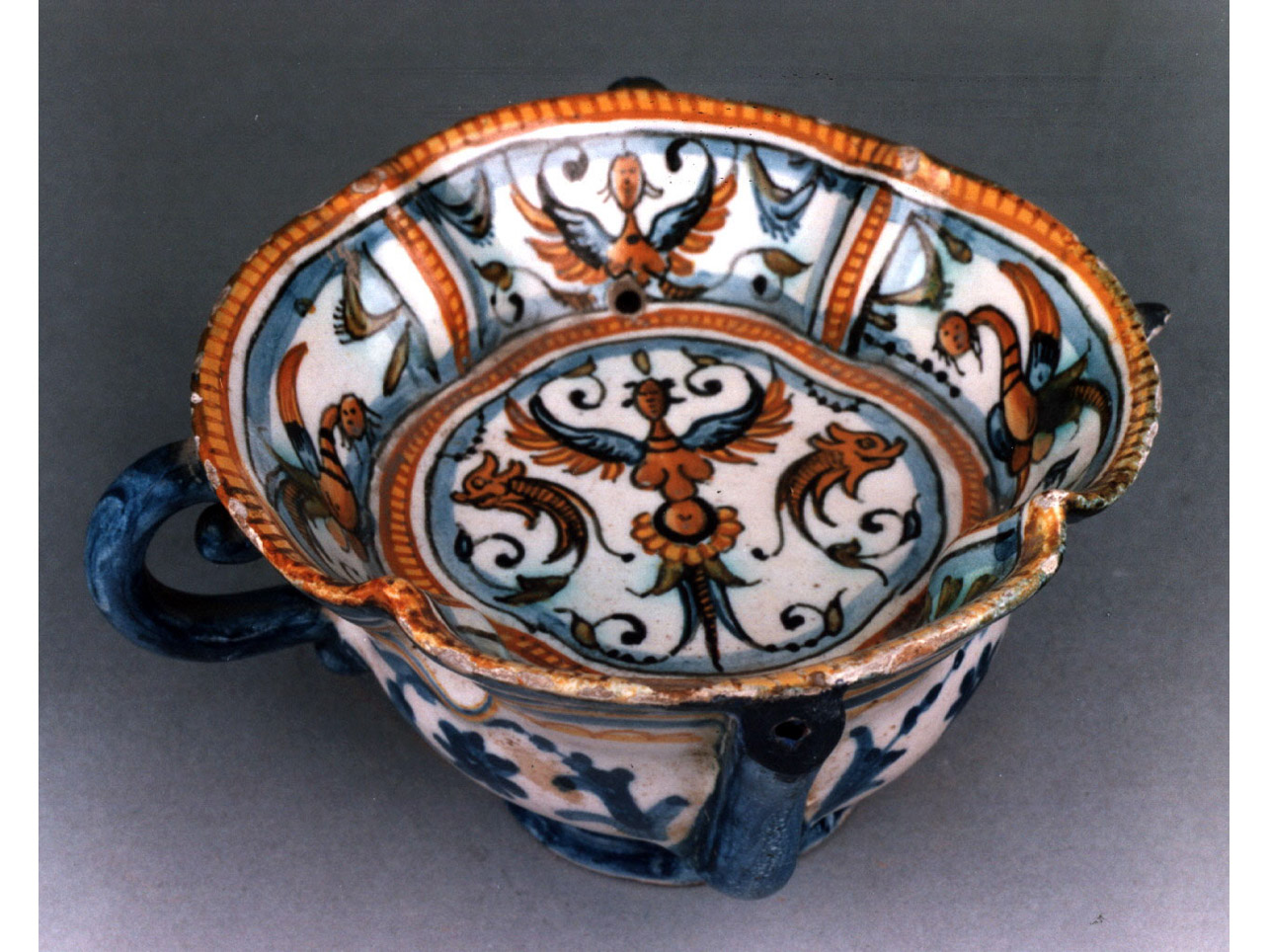 motivi decorativi floreali (coppetta) - manifattura di Deruta (prima metà sec. XVII)