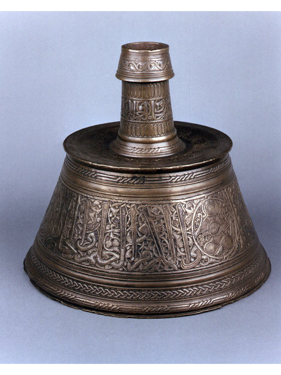 motivi decorativi a girali (candeliere) - manifattura araba (fine/inizio secc. XIII/ XIV)