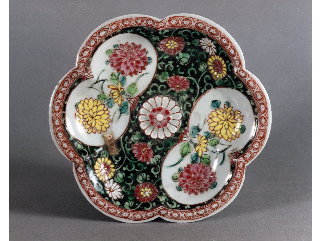 motivi decorativi floreali (piattino) - manifattura cinese (sec. XVIII)