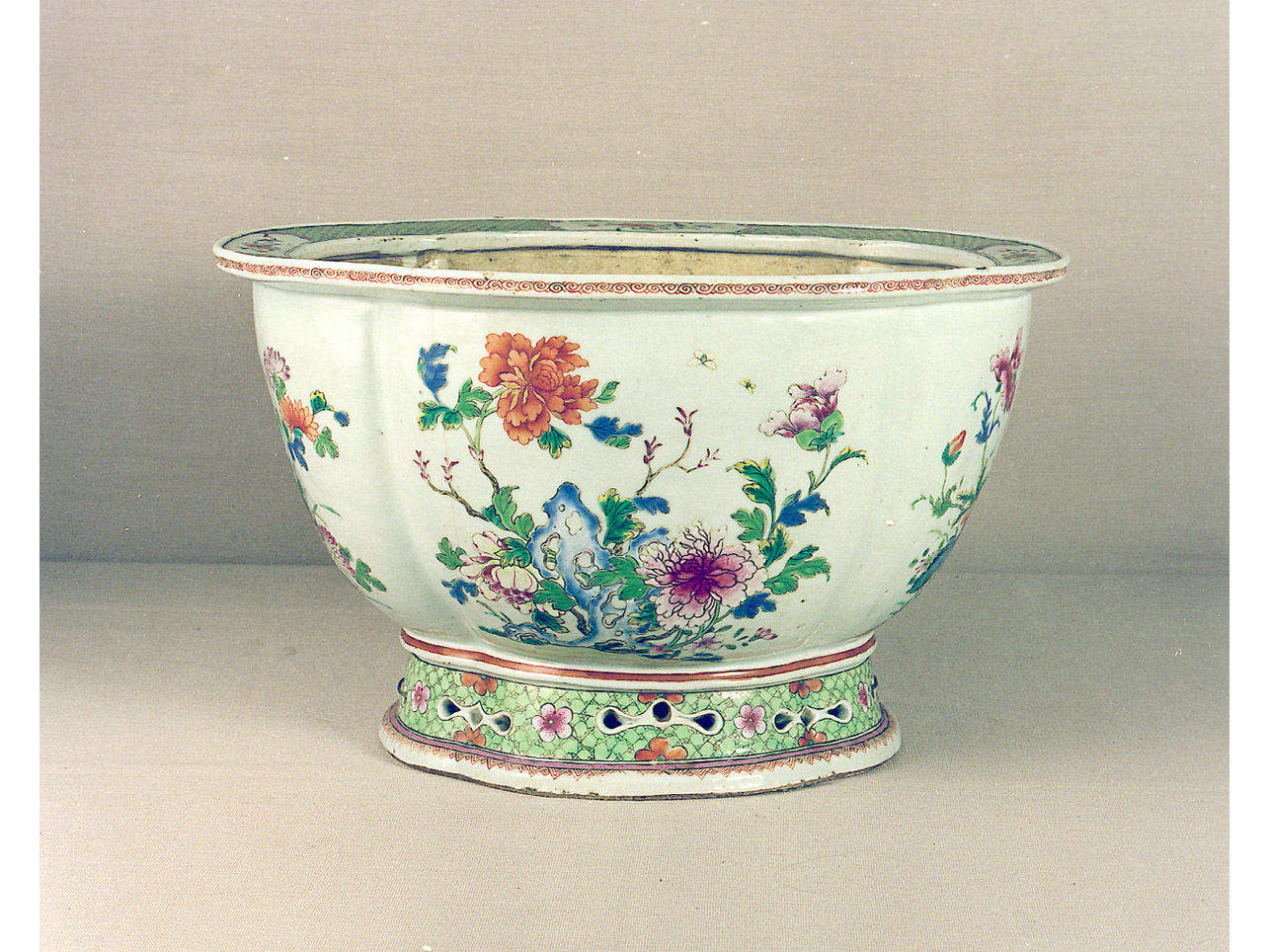 motivi decorativi floreali (cachepot) - manifattura cinese (sec. XVIII)