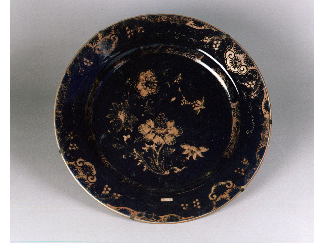 motivi decorativi floreali (piatto) - manifattura cinese (prima metà sec. XVIII)