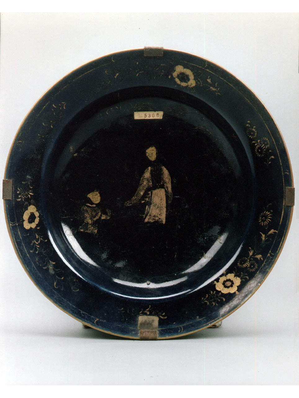 figura femminile (piatto) - manifattura cinese (prima metà sec. XVIII)