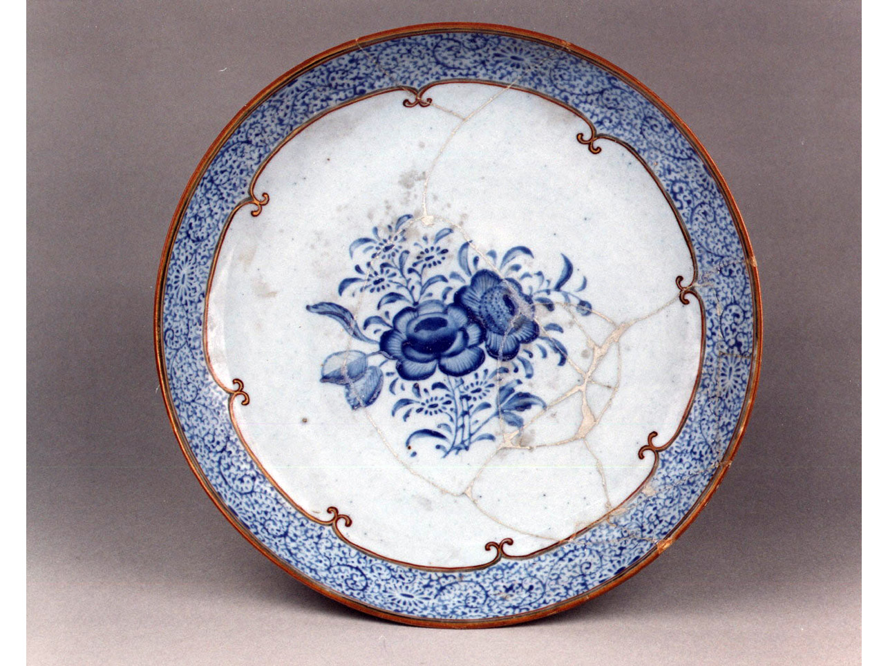 motivi decorativi floreali (piatto) - manifattura cinese (seconda metà sec. XVIII)