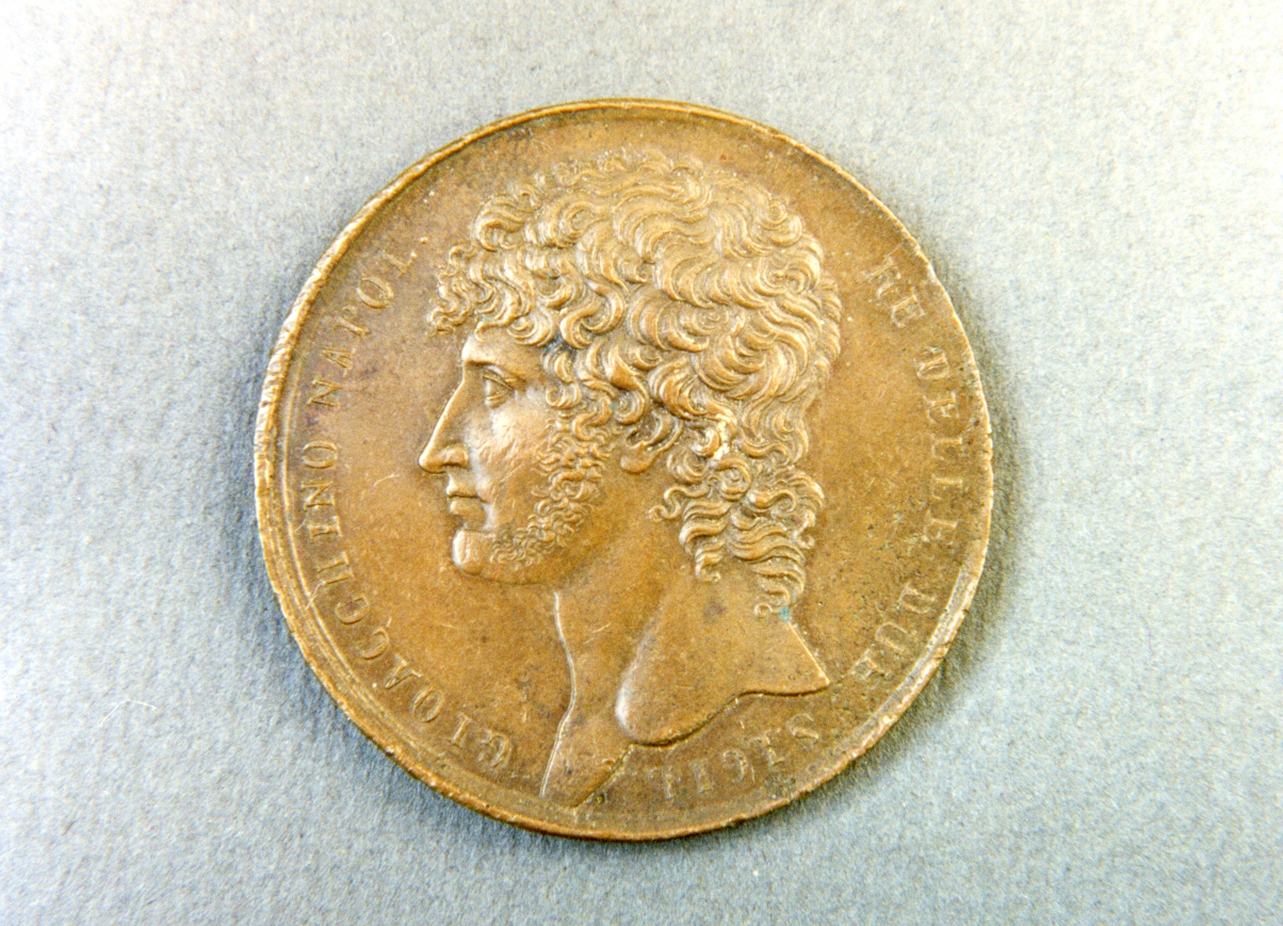 ritratto di Gioacchino Murat di profilo/ bandiere con corona (medaglia) - manifattura napoletana (sec. XIX)