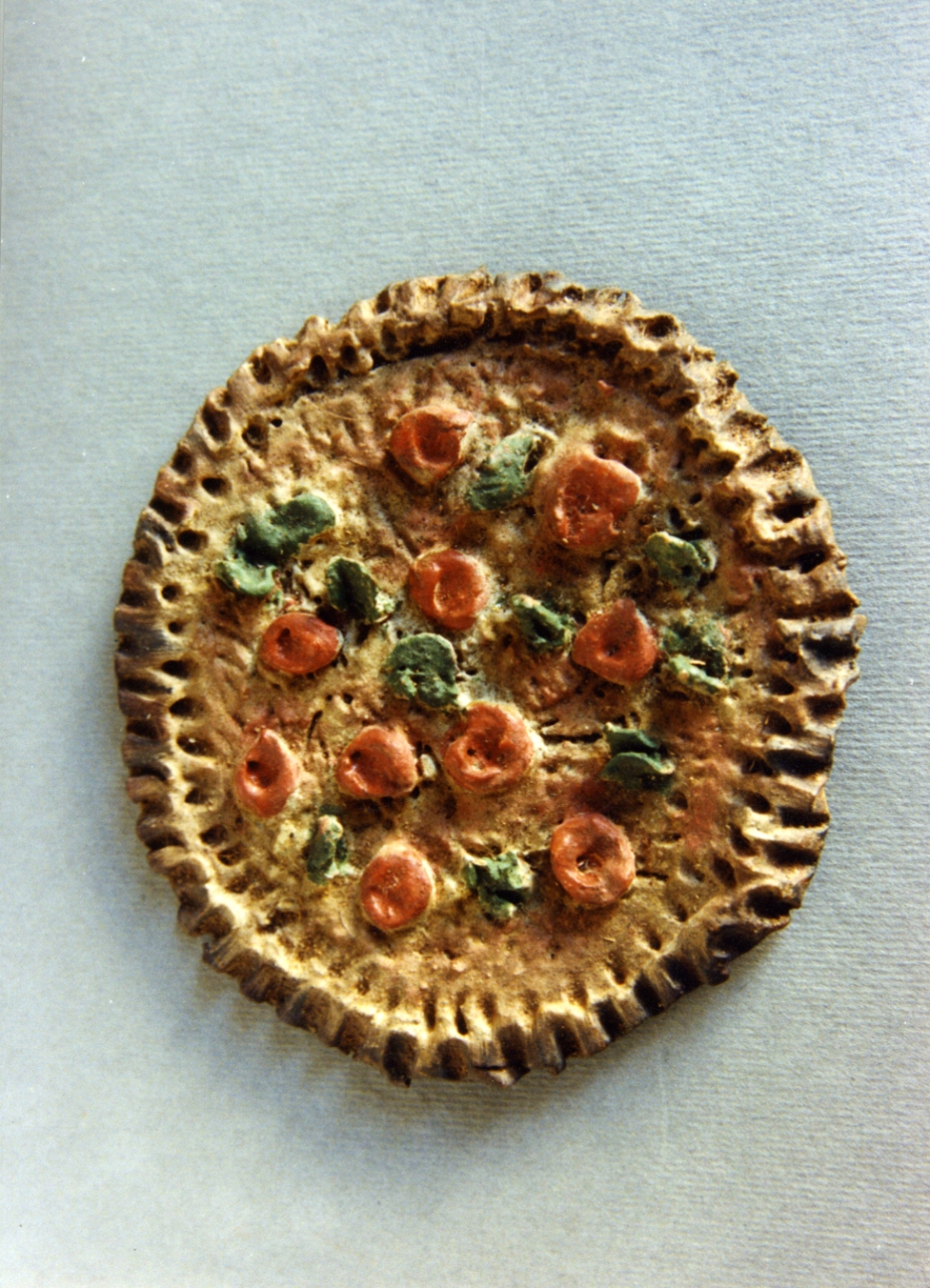 pizza con pomodoro (scultura miniaturistica) - bottega napoletana (secc. XVIII/ XIX)