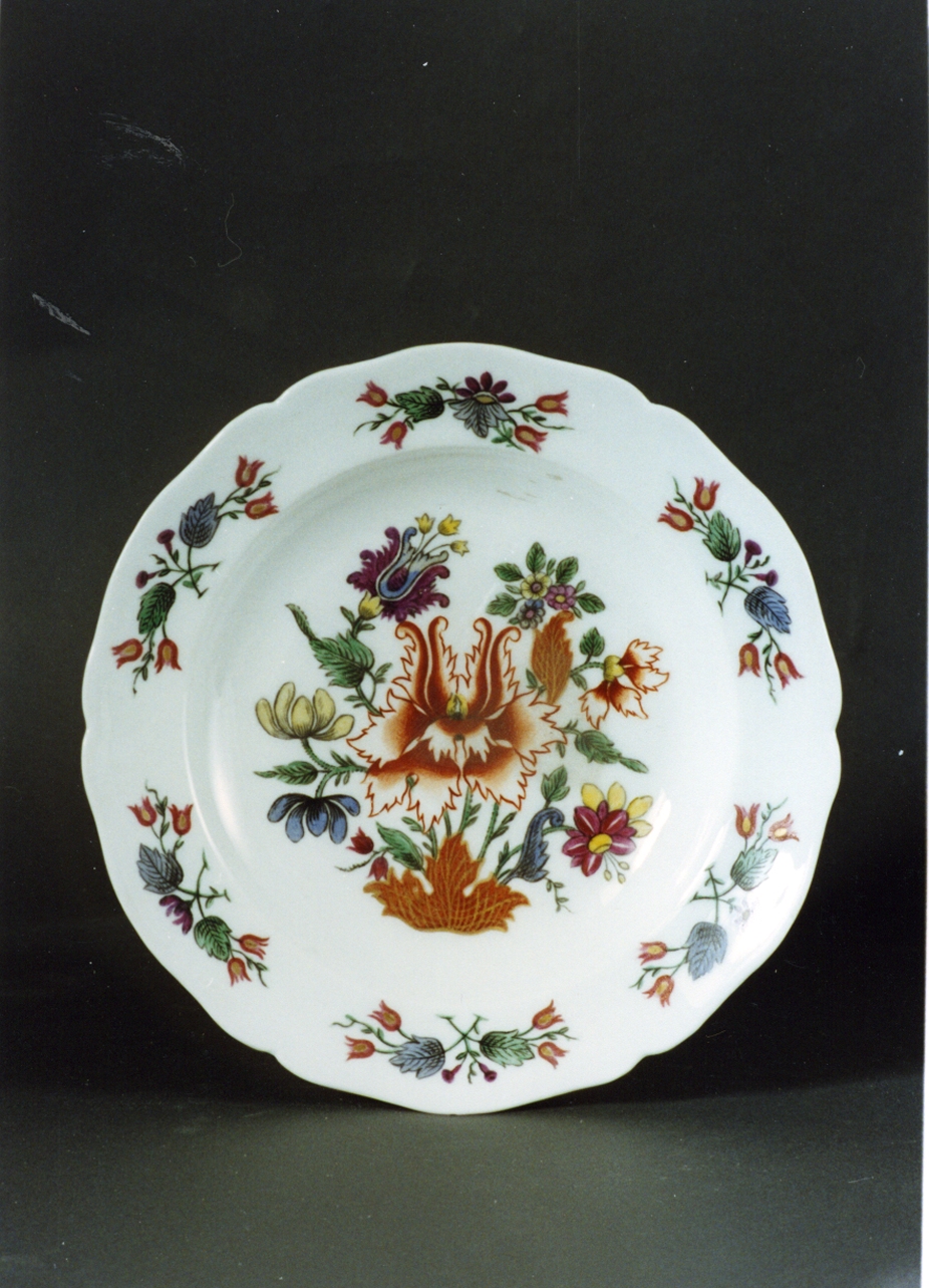motivi decorativi floreali (piatto piano) - manifattura Richard-Ginori (seconda metà sec. XVIII)