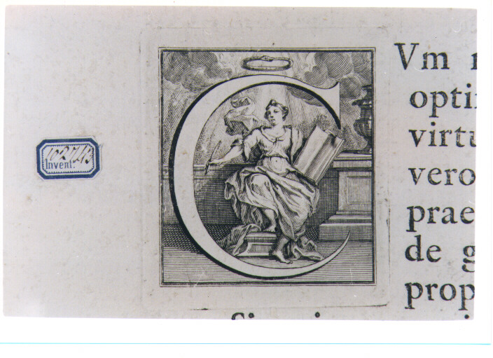 CAPOLETTERA C CON FIGURA ALLEGORICA FEMMINILE (stampa) di Van Audenaerde Robert (sec. XVIII)
