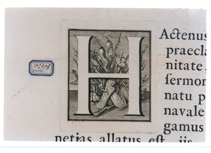 CAPOLETTERA H CON PANOPLIA D'ARMI (stampa) di Van Audenaerde Robert (sec. XVIII)