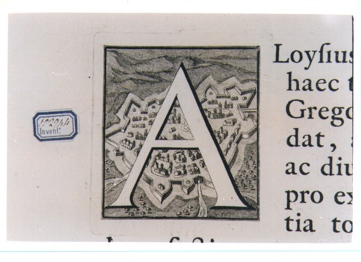 CAPOLETTERA A CON VEDUTA DI CITTA' FORTIFICATA (stampa) di Van Audenaerde Robert (sec. XVIII)