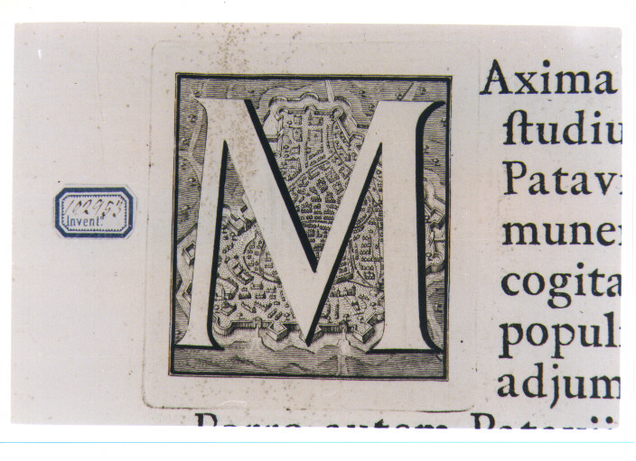CAPOLETTERA M CON VEDUTA DI CITTA' FORTIFICATA (stampa) di Van Audenaerde Robert (sec. XVIII)