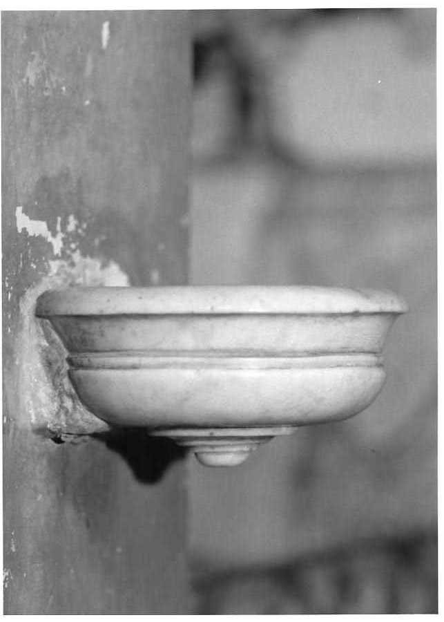 acquasantiera da parete, serie - bottega campana (sec. XVI)