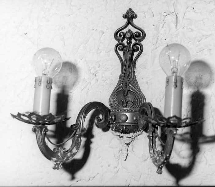 candeliere da parete di chiesa, coppia - bottega campana (inizio sec. XX)