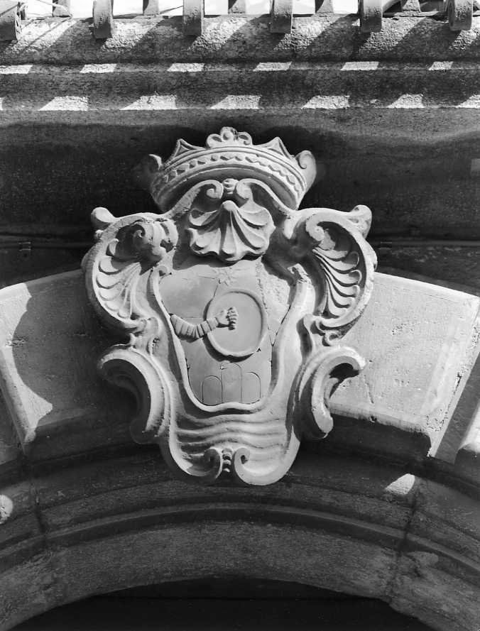 stemma gentilizio (rilievo) - bottega campana (sec. XVIII)
