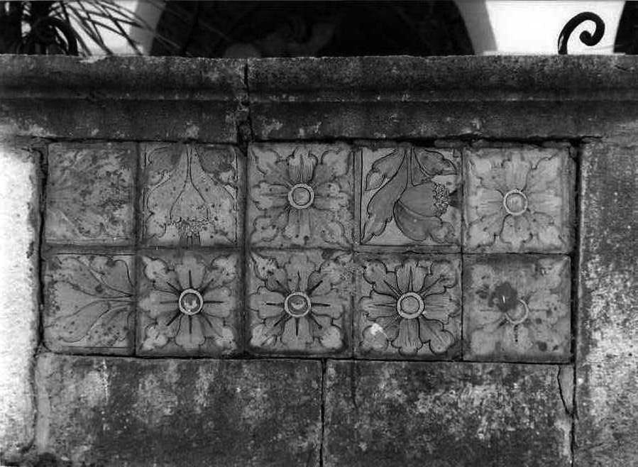 motivi decorativi floreali (mattonella) - bottega cerretese (sec. XVIII)