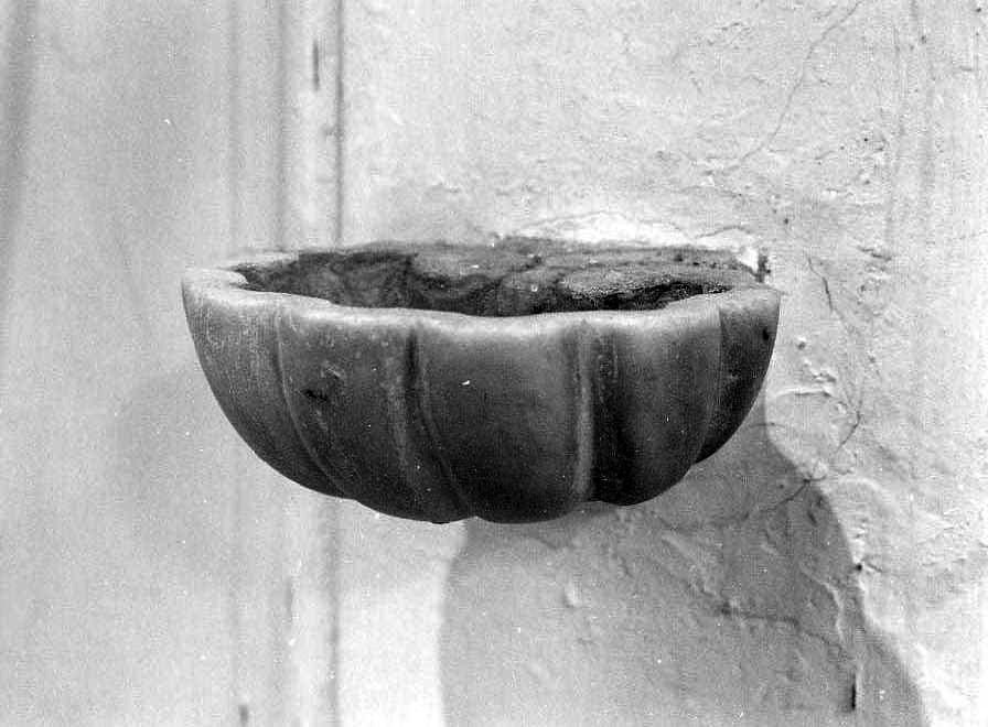 acquasantiera da parete - bottega napoletana (sec. XVIII)