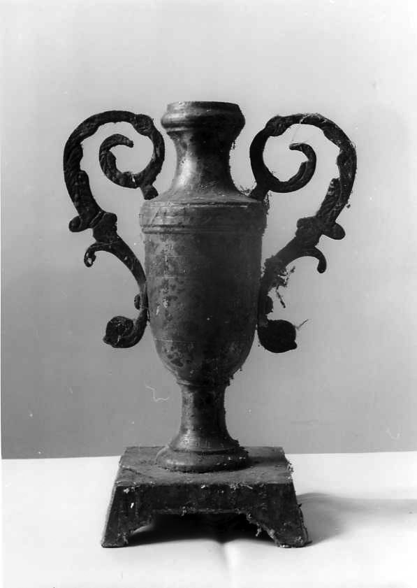 vaso d'altare con composizione floreale - bottega campana (sec. XIX)