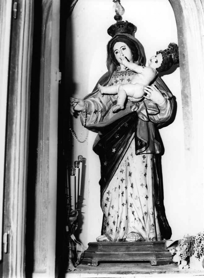 Madonna con personaggi che implorano il suo aiuto (statua) - bottega campana (sec. XVIII)