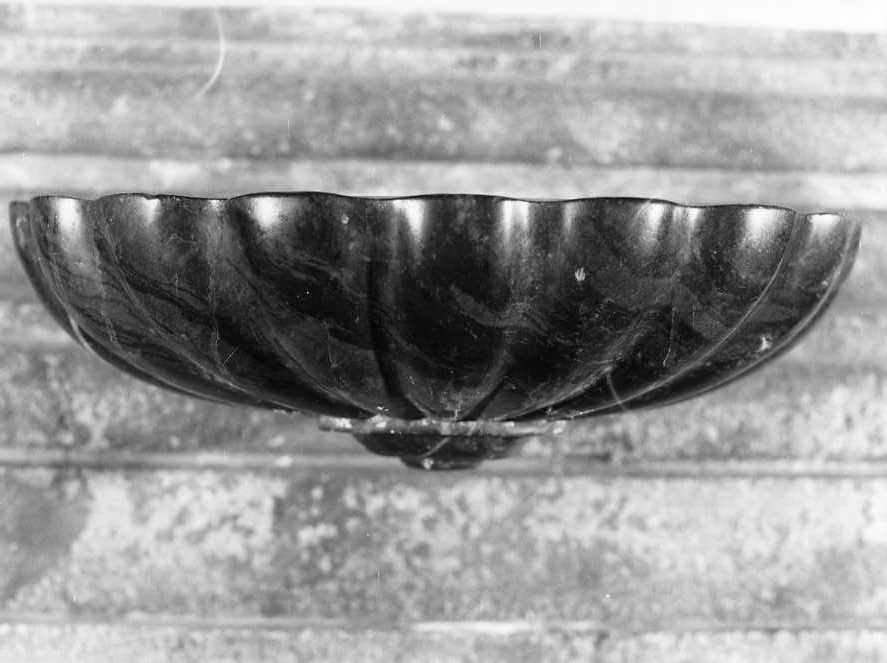 acquasantiera - a conchiglia - bottega campana (sec. XVIII)