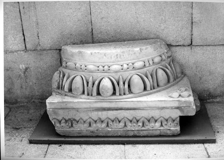 capitello, frammento - bottega campana (secc. X/ XII)