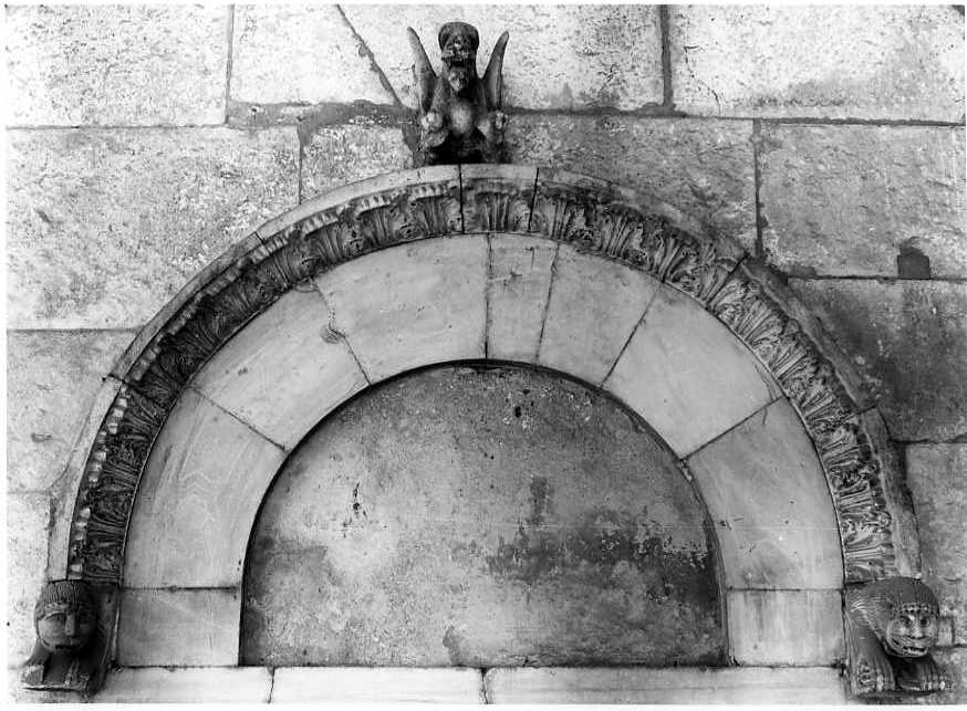 motivi decorativi vegetali (archivolto di portale) - bottega campana (sec. XIII)