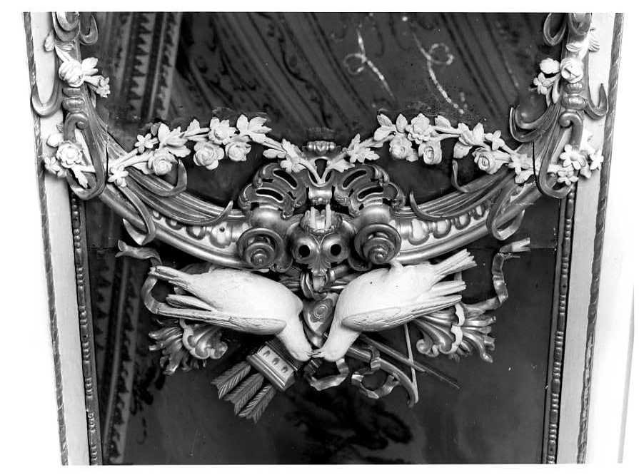 Cornice con due colombe con arco, faretra e frecce, Decorazione Architettonica (cornice, elemento d'insieme) di Fiore Gennaro - bottega napoletana (seconda metà sec. XVIII)