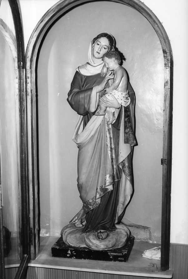Madonna delle Grazie con Gesù Bambino (statua) di Malecore Giuseppe (sec. XX)