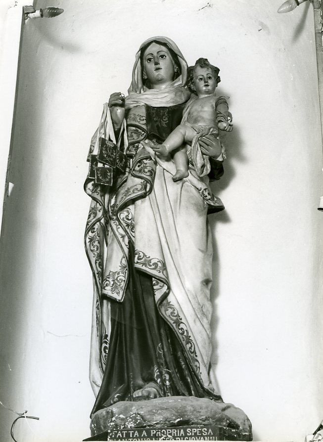 Madonna con Bambino (statua) di Latella Raffaele (sec. XX)