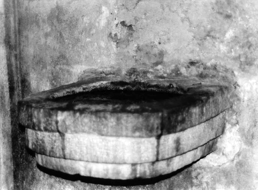 acquasantiera da parete, opera isolata - bottega campana (sec. XV)