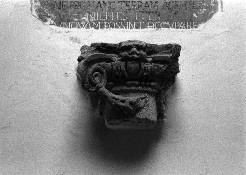capitello, frammento - bottega campana (secc. XV/ XVI)