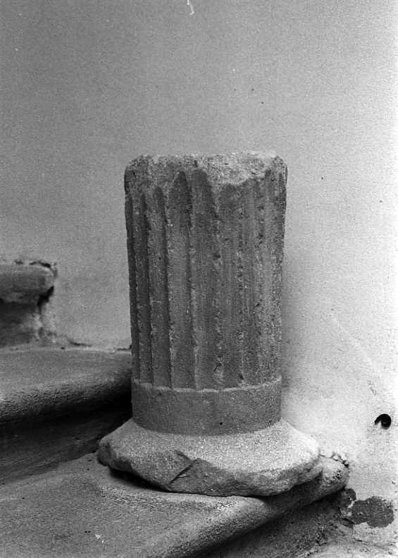 colonna dorica, frammento - bottega campana (secc. XII/ XIV)