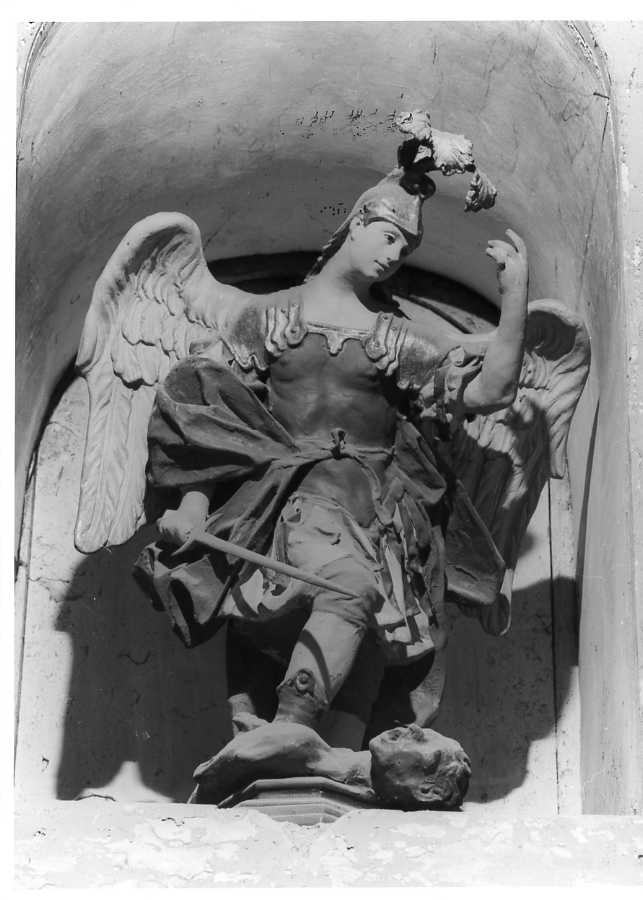 San Michele Arcangelo combatte Satana (scultura) - bottega campana (inizio sec. XIX)