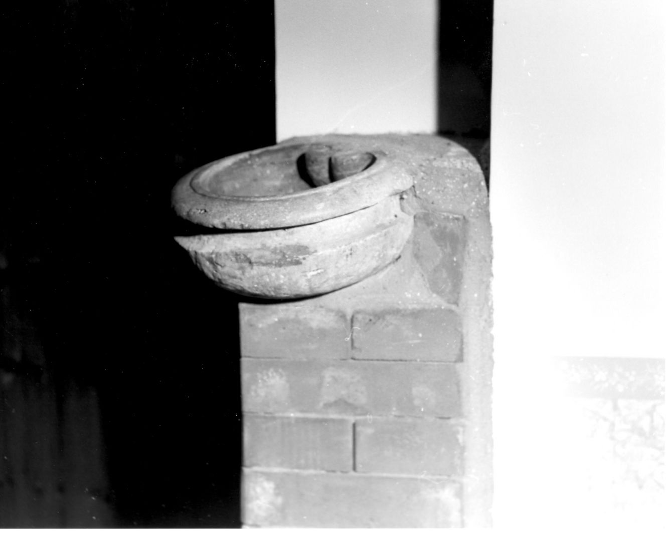 acquasantiera da parete, opera isolata - bottega campana (metà sec. XVIII)