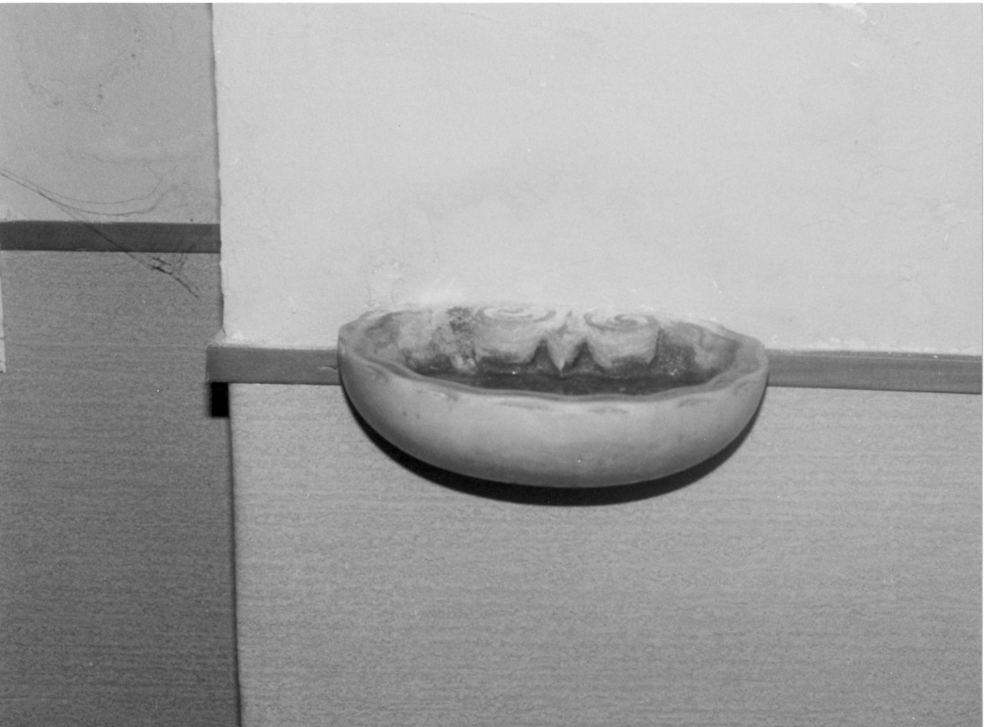 acquasantiera da parete, serie - bottega irpina (inizio sec. XX)