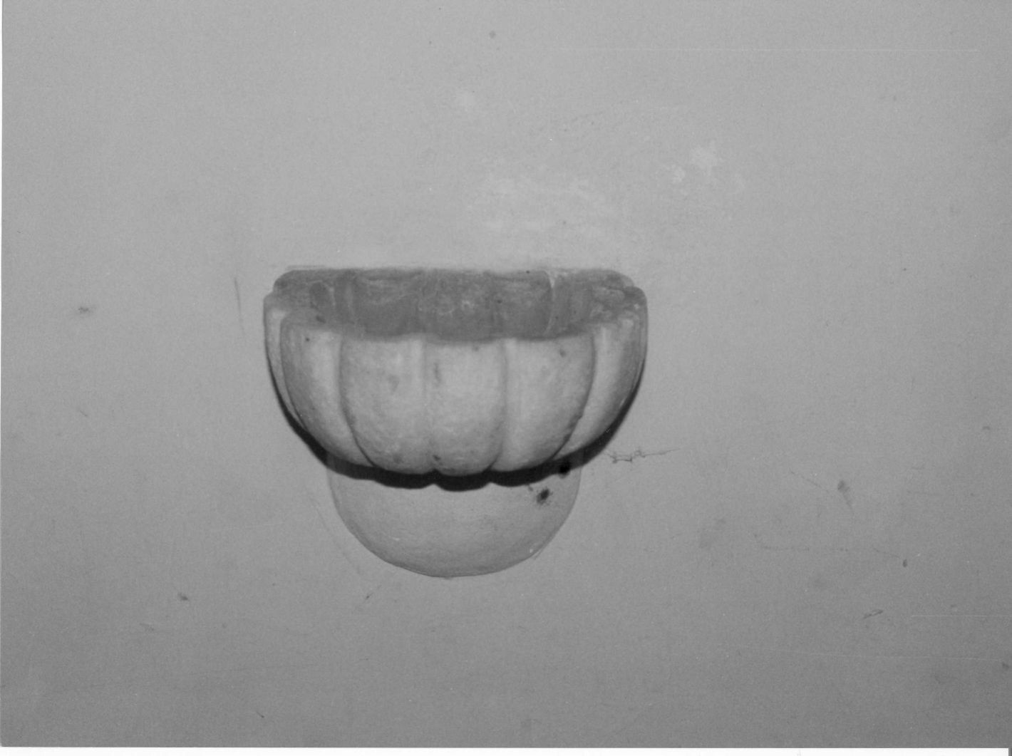 acquasantiera da parete - bottega campana (primo quarto sec. XX)