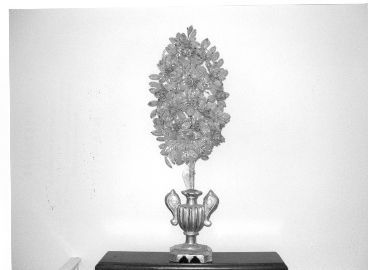 vaso d'altare con composizione floreale, serie - bottega Italia meridionale (sec. XVIII)