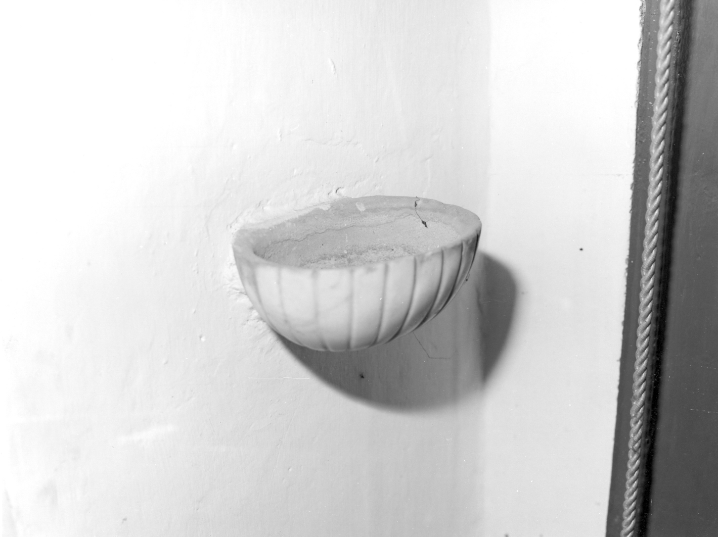 acquasantiera da parete, opera isolata - bottega campana (inizio sec. XIX)