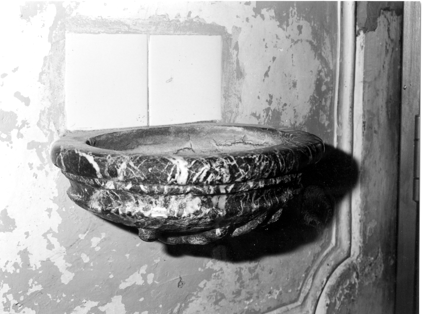acquasantiera da parete, serie - bottega campana (fine/inizio secc. XVIII/ XIX)