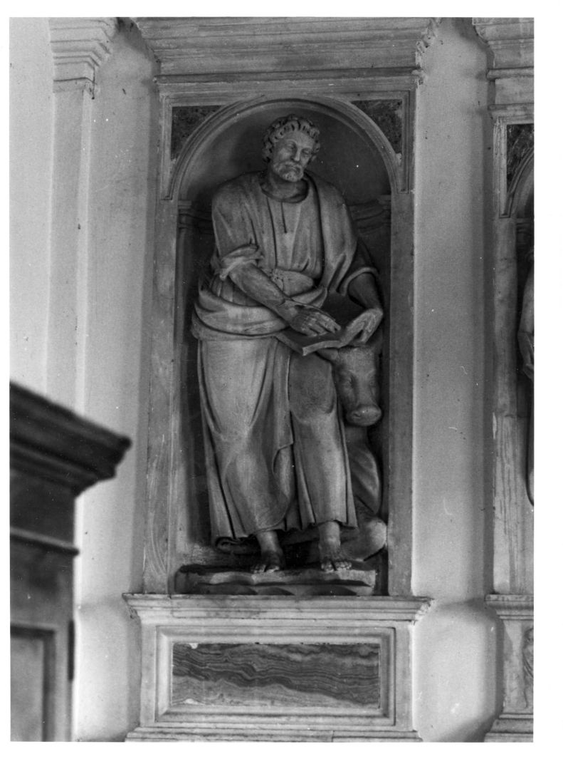 San Luca scrive il vangelo (rilievo, elemento d'insieme) di De Monica Ambrogio (attribuito) (sec. XVI)