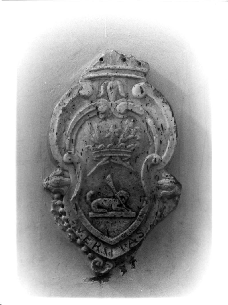 stemma gentilizio (rilievo, frammento) - bottega campana (sec. XVII)