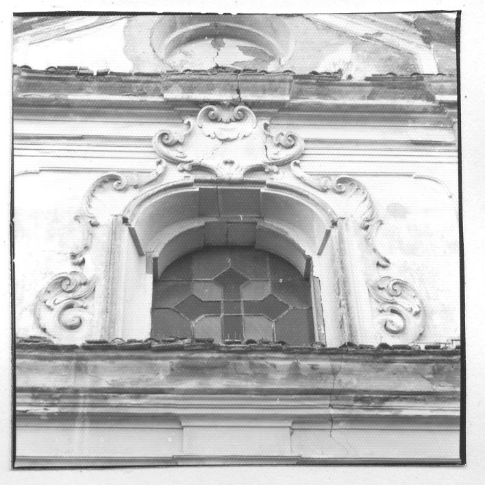 motivi decorativi a volute (mostra di finestra) - bottega campana (sec. XVIII)