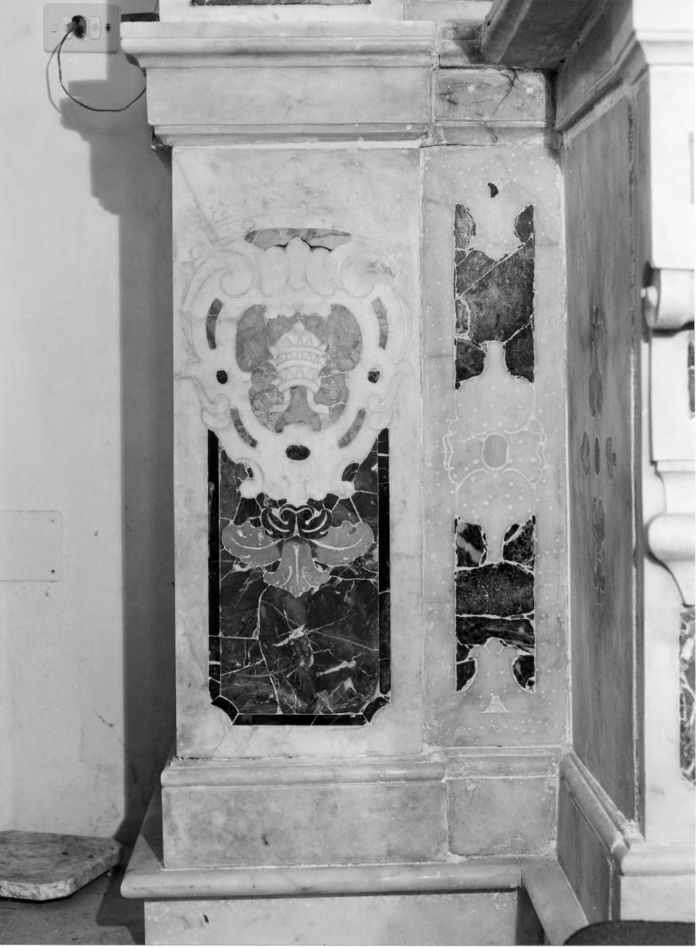 stemma papale (pilastrino di altare, coppia) - bottega campana (sec. XVIII)