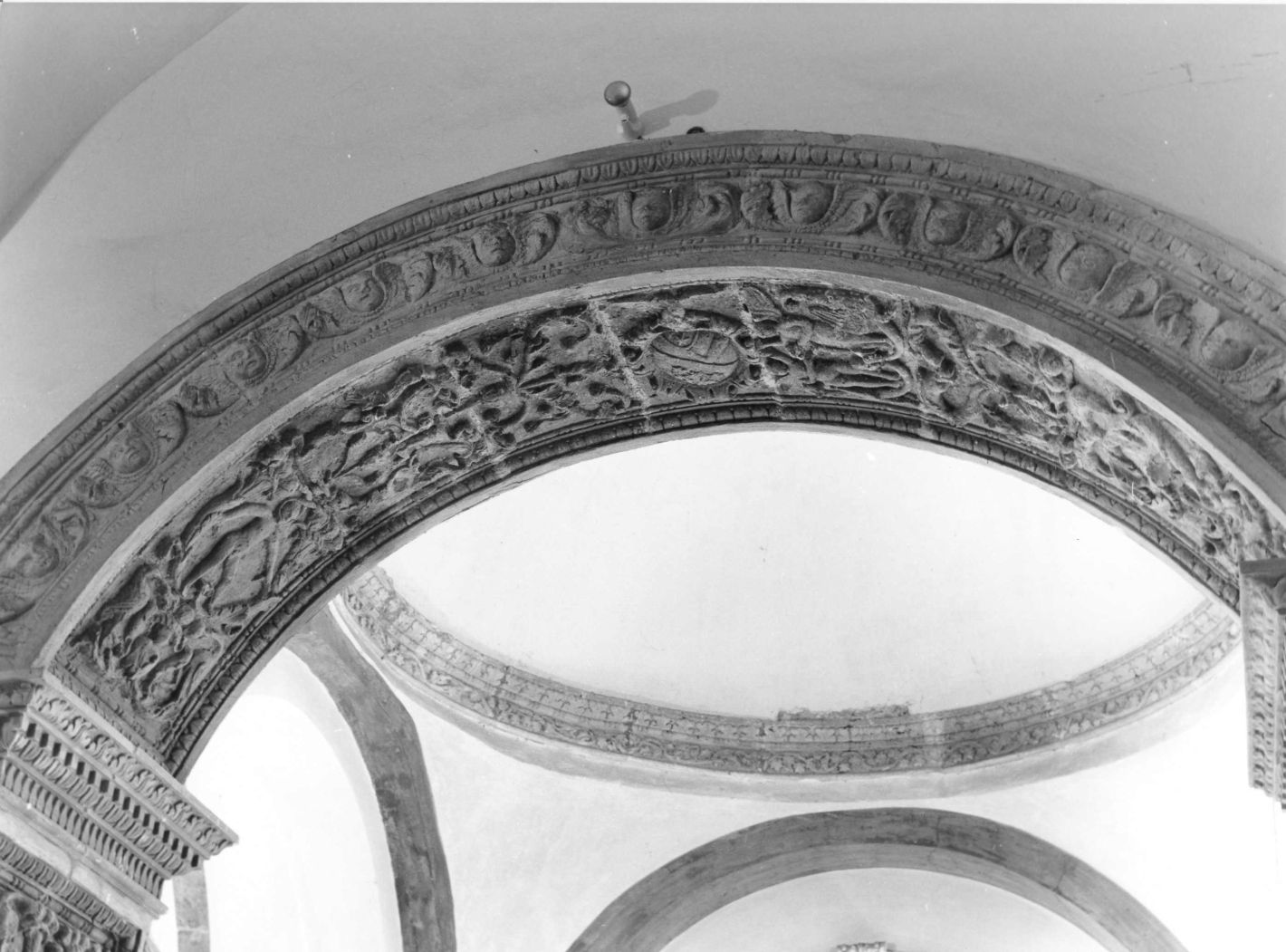 motivi decorativi a grottesche (rilievo) - bottega campana (inizio sec. XVI)
