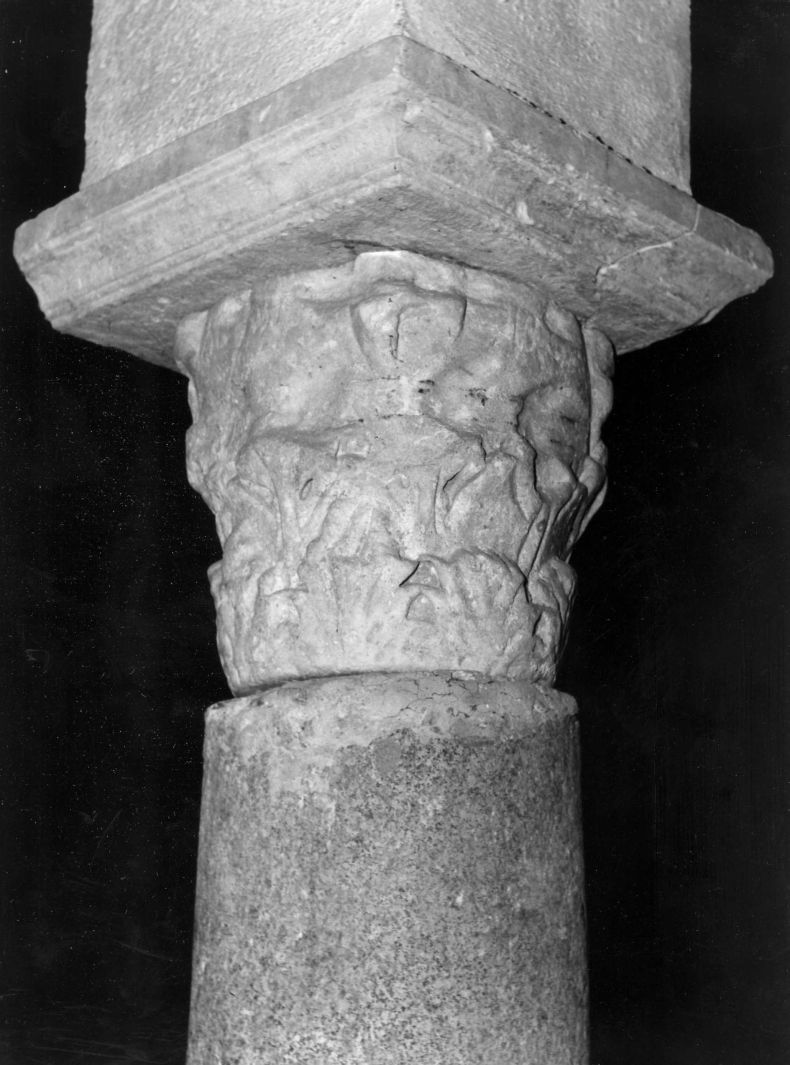 motivi decorativi a foglie d'acanto (capitello di colonna, elemento d'insieme) - bottega campana (sec. XIII)