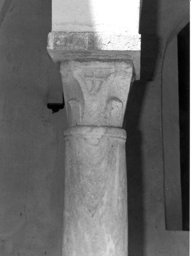 motivi decorativi vegetali stilizzati (capitello di colonna, elemento d'insieme) - bottega campana (sec. XIII)