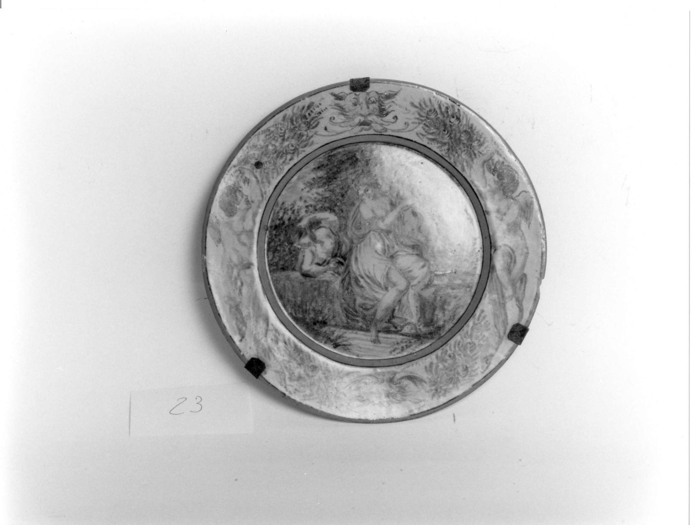 figura allegorica femminile (piatto) - ambito abruzzese (seconda metà sec. XVII)