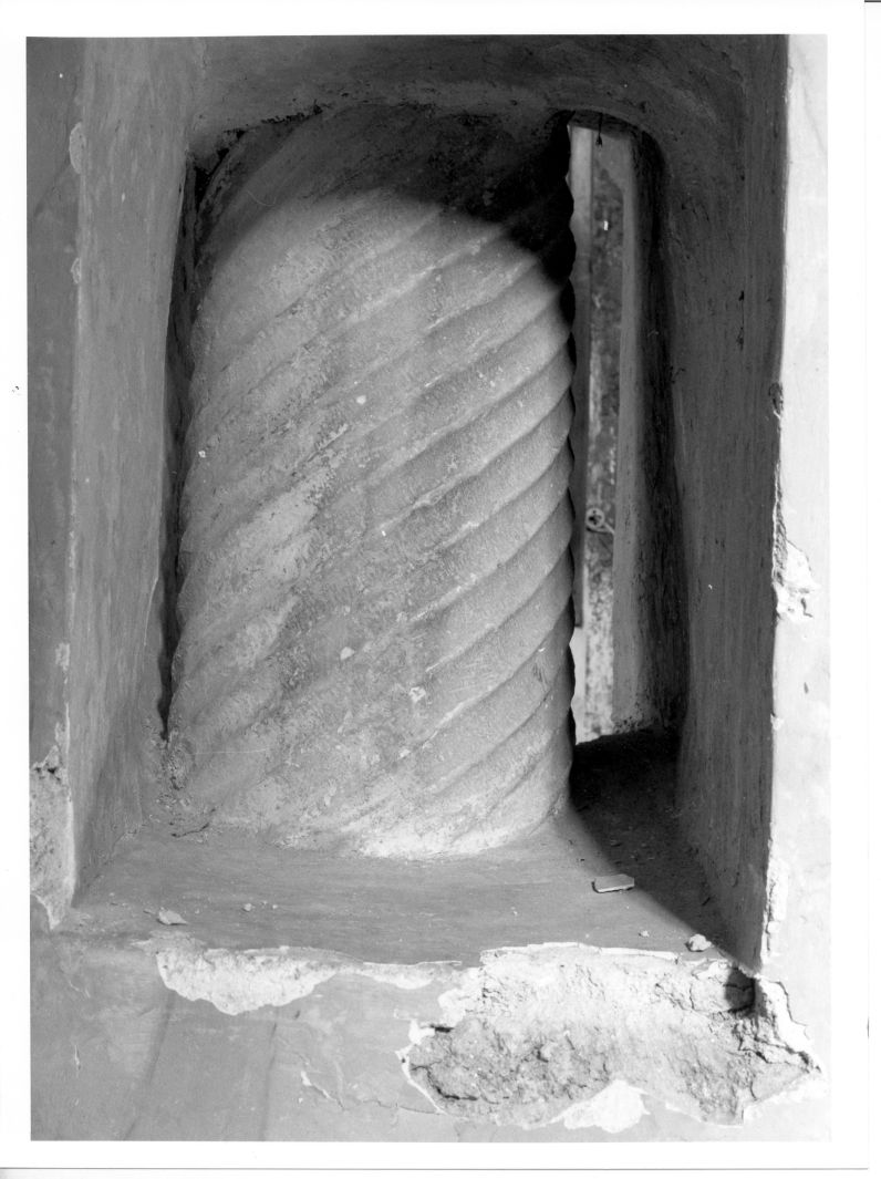 colonna, frammento - bottega napoletana (prima metà sec. XIV)