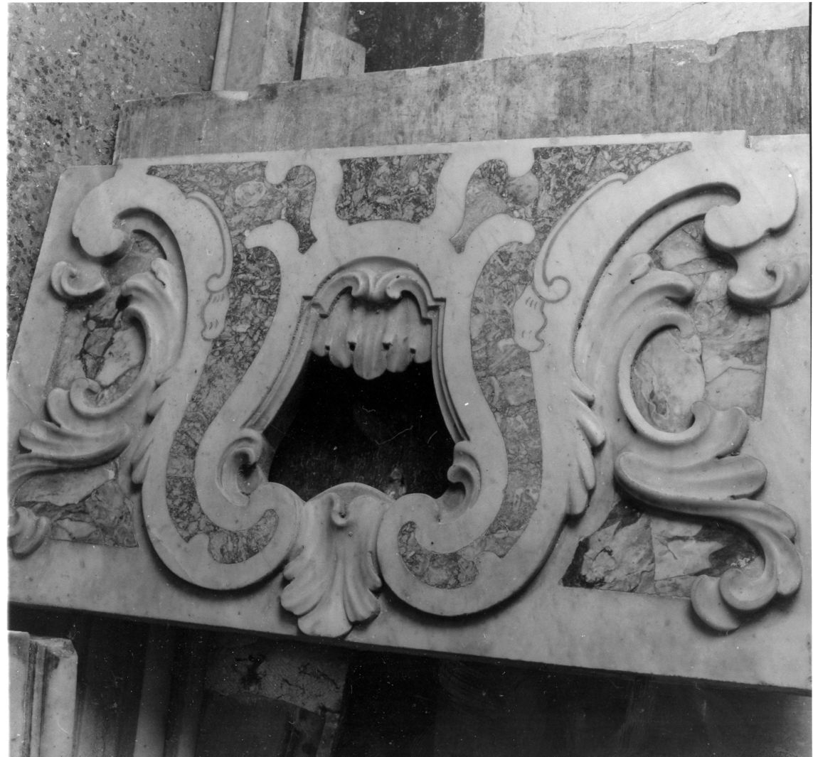 motivi decorativi a foglie d'acanto (pannello di balaustrata, frammento) - bottega campana (sec. XVIII)