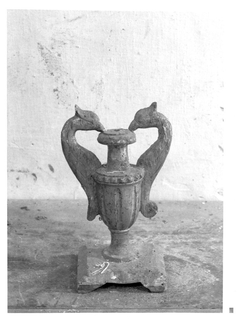 vaso d'altare con composizione floreale, serie - bottega campana (seconda metà sec. XIX)