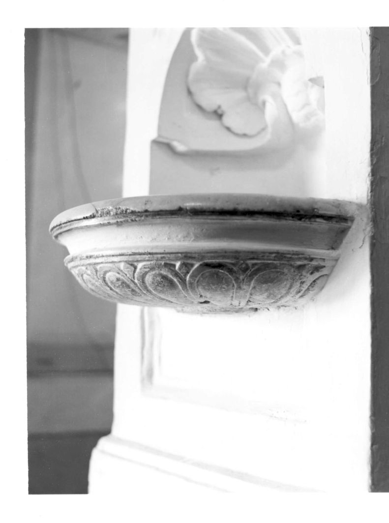 acquasantiera da parete - bottega campana (fine/inizio secc. XVIII/ XIX)