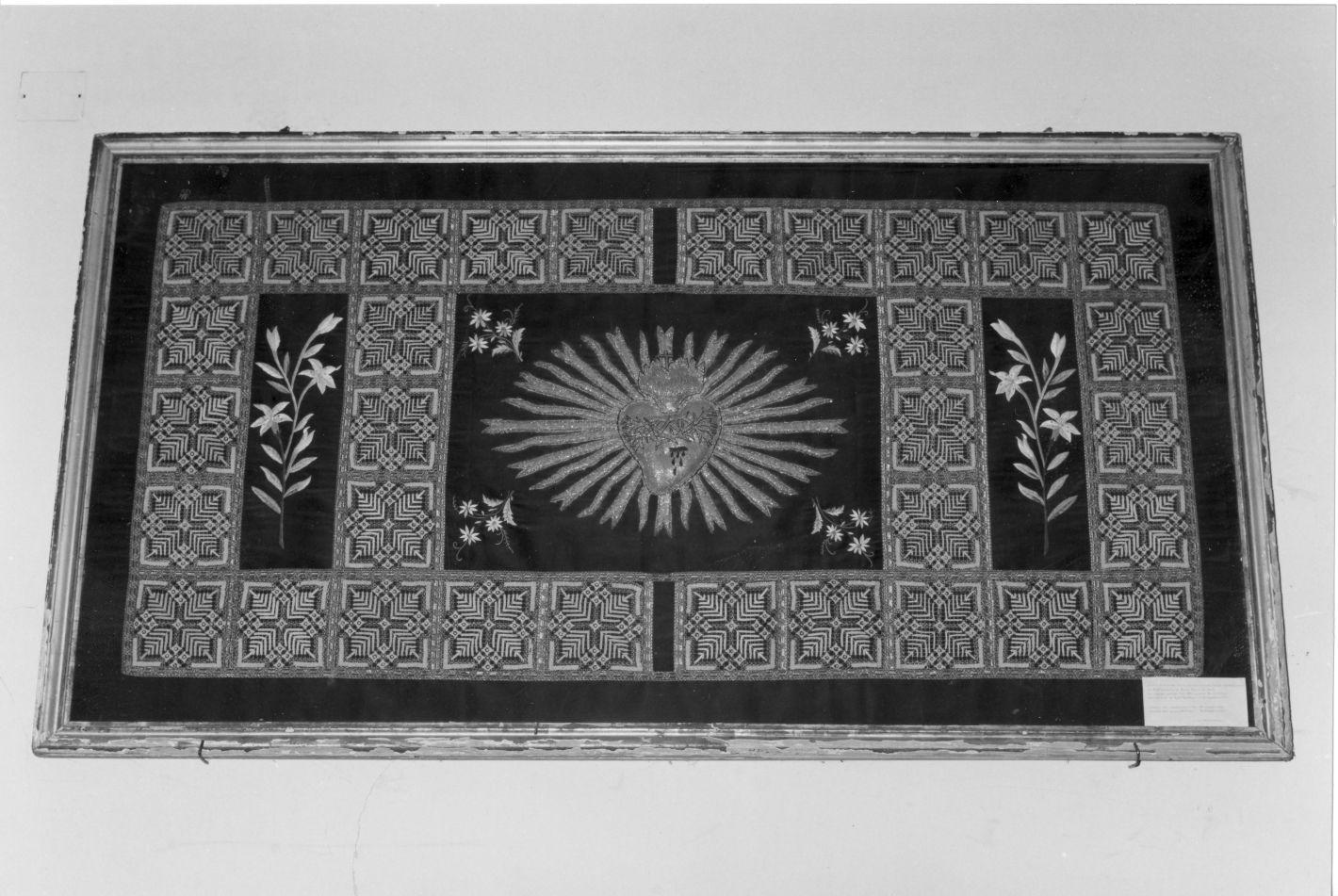 motivi decorativi geometrici (decorazione a ricamo) - manifattura Italia meridionale (sec. XX)